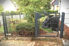 Dragon_Ball_Metal_Doppelstabmatten_Zaunelemente_Gruen_Rankpflanze_Garten_mit_Sonnenschein_Metalltor_Hundehuette_Gartenmoebel_Kindertrampolin