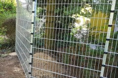 Dragon_Ball_Metal_Doppelstabmatten_Zaunelemente_Gruen_Rankpflanze_Garten_mit_Sonnenschein_Metalltor_Hundehuette_Gartenmoebel_Kindertrampolin_Swimmingpool_Sommer_Familie