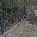 dragon ball metal hochwertiger anthrazit doppelstabmattenzaun längs der gartenallee mit immergrüner bepflanzung