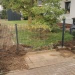 dragon ball metal doppelstabmatten zaunelemente grün rankpflanze garten mit sonnenschein metalltor hundehütte gartenmöbel