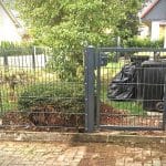 dragon ball metal doppelstabmatten zaunelemente grün rankpflanze garten mit sonnenschein metalltor hundehütte gartenmöbel kindertrampolin