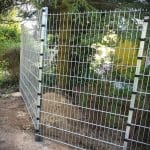dragon ball metal doppelstabmatten zaunelemente grün rankpflanze garten mit sonnenschein metalltor hundehütte gartenmöbel kindertrampolin swimmingpool sommer familie