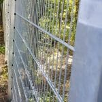 dragon ball metal doppelstabmatten zaunelemente grün rankpflanze garten mit sonnenschein metalltor hundehütte gartenmöbel kindertrampolin swimmingpool sommer familie terrasse