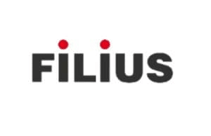 Logo der Firma Filius, Partner von Dragon Ball Metal, gekennzeichnet durch zwei rote Punkte über dem Logo.